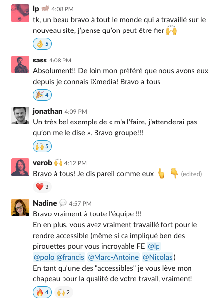 Aperçu de notre Slack interne, où l'équipe se félicite pour le travail d'équipe qui a mené au nouveau site dont tous semblent fiers.