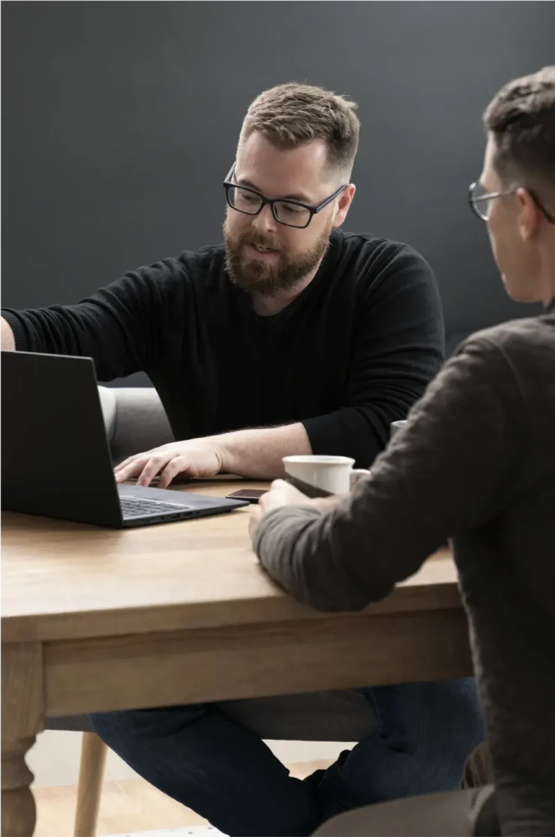 Une personne d'iX discute d'un projet avec un client.
