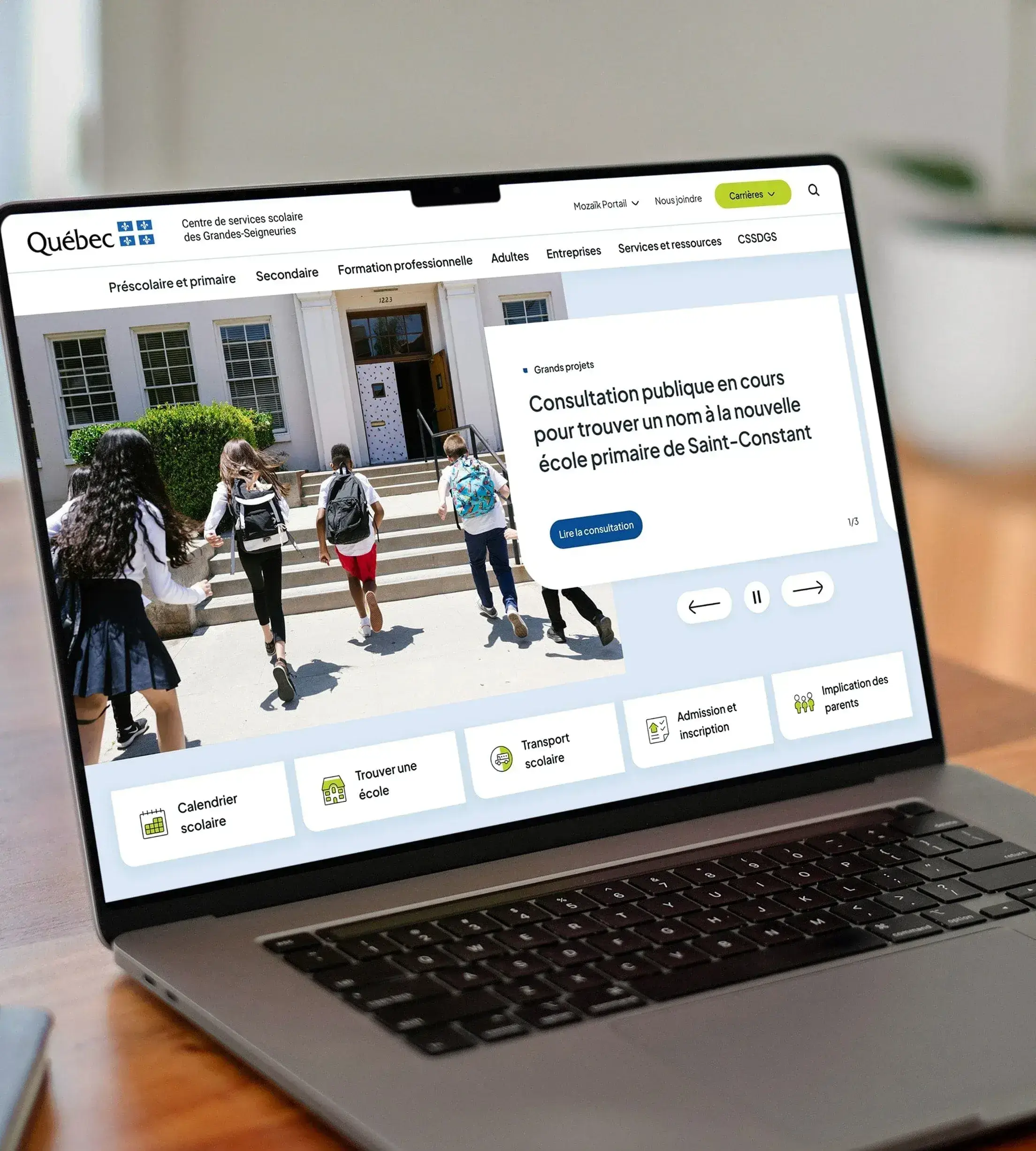 Ordinateur portable présentant la page d'accueil du site du Centre de services scolaires des Grandes-Seigneuries.