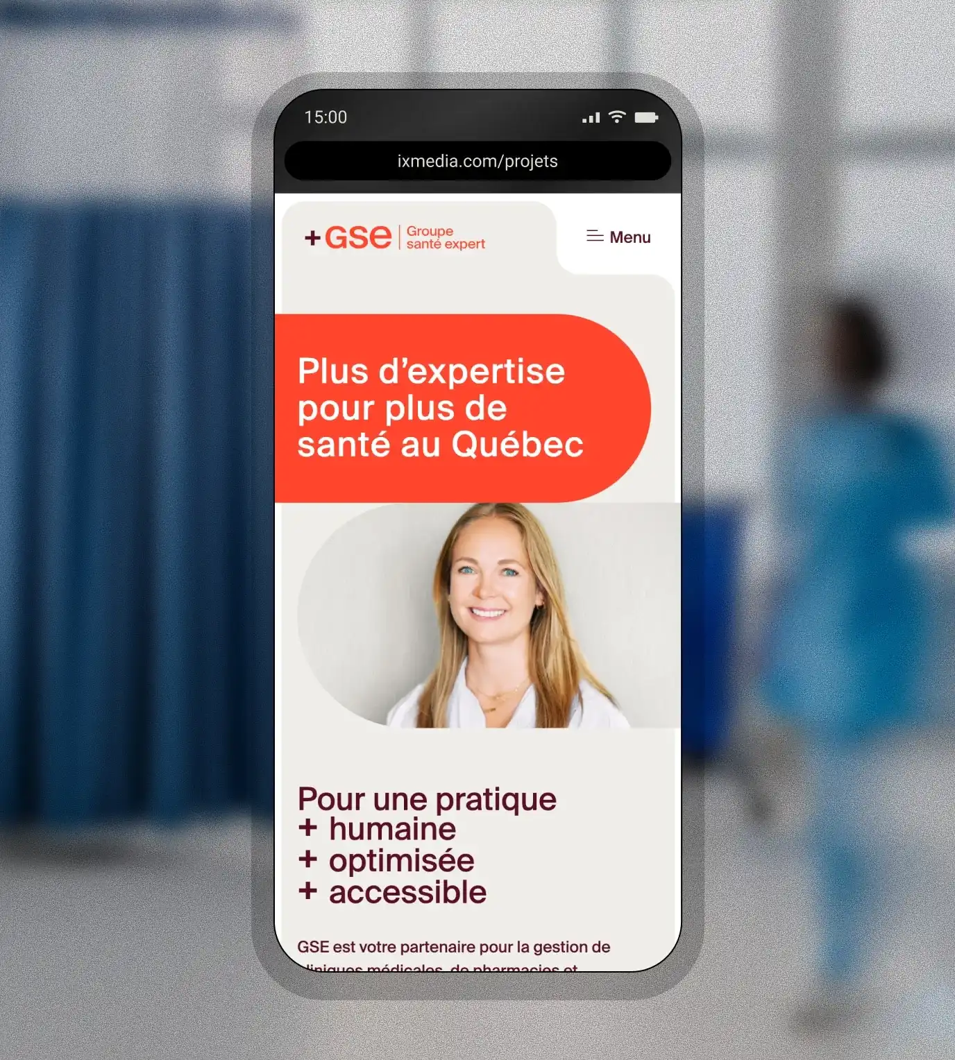 Maquette d'appareil mobile affichant l'accueil du site Groupe Santé Expert.