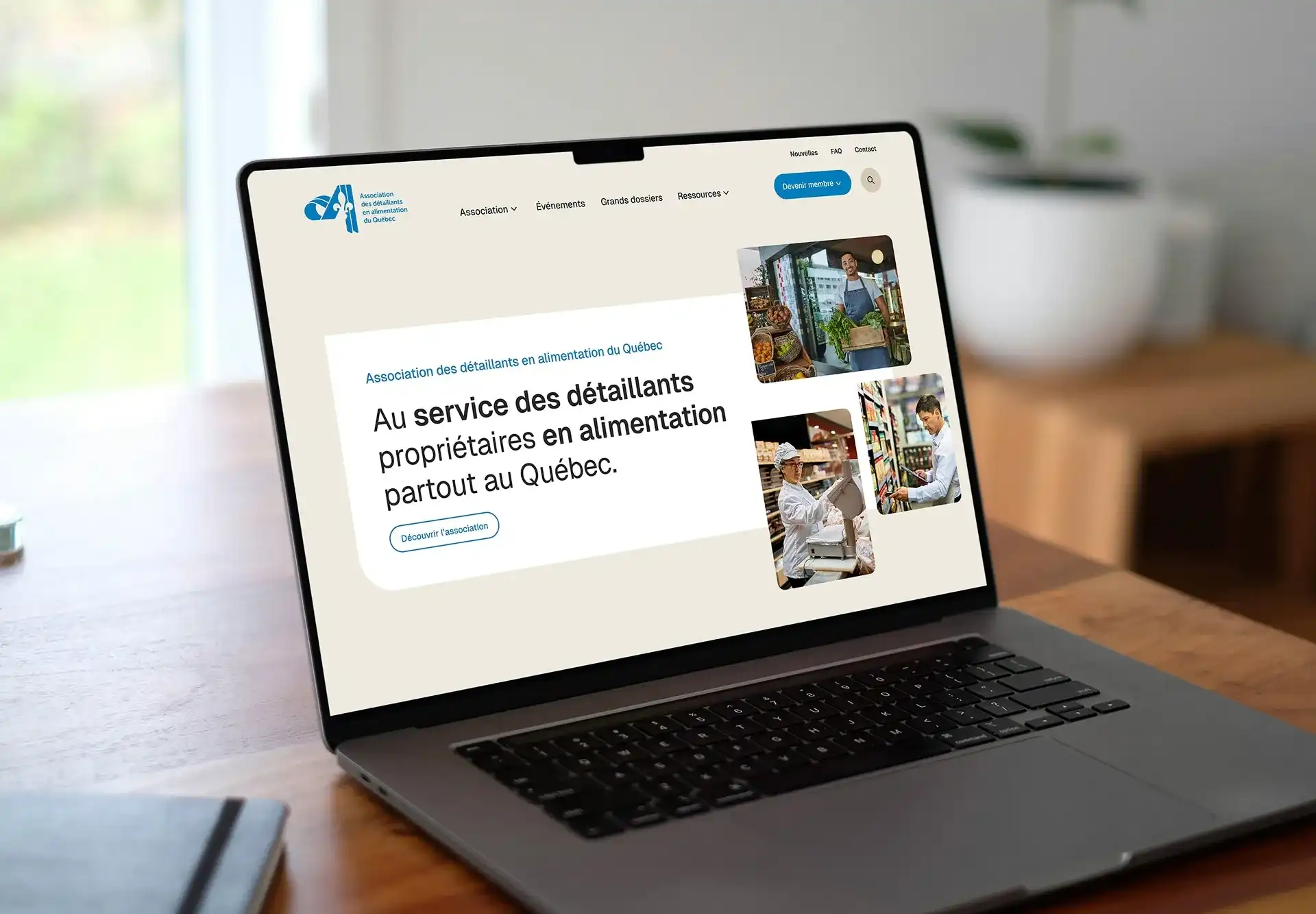 Ordinateur portable sur une table montrant l'accueil du site de l'Association des détaillants en alimentation du Québec.