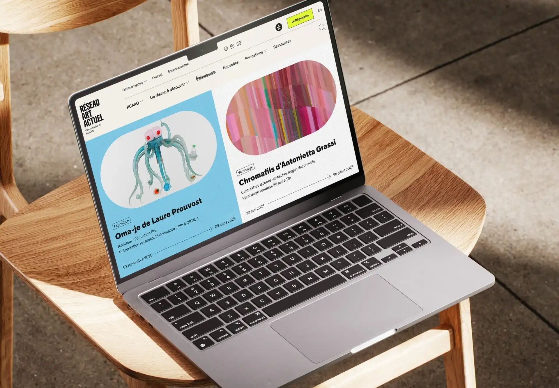 Ordinateur portable sur une chaise en bois montrant le site du Réseau Art Actuel.