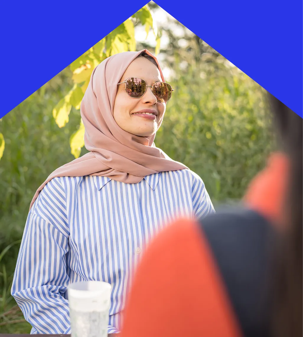 Image d'une femme immigrée souriante qui poursuit ses études au Québec