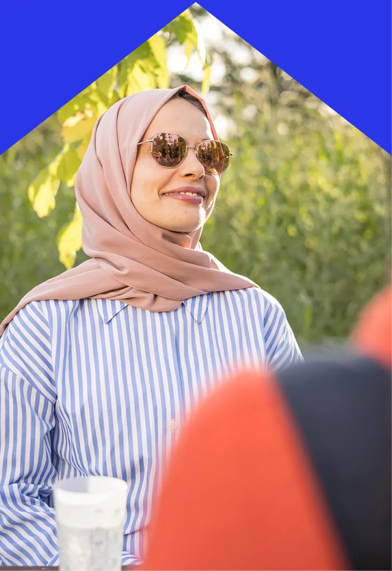 Image d'une femme immigrée souriante qui poursuit ses études au Québec