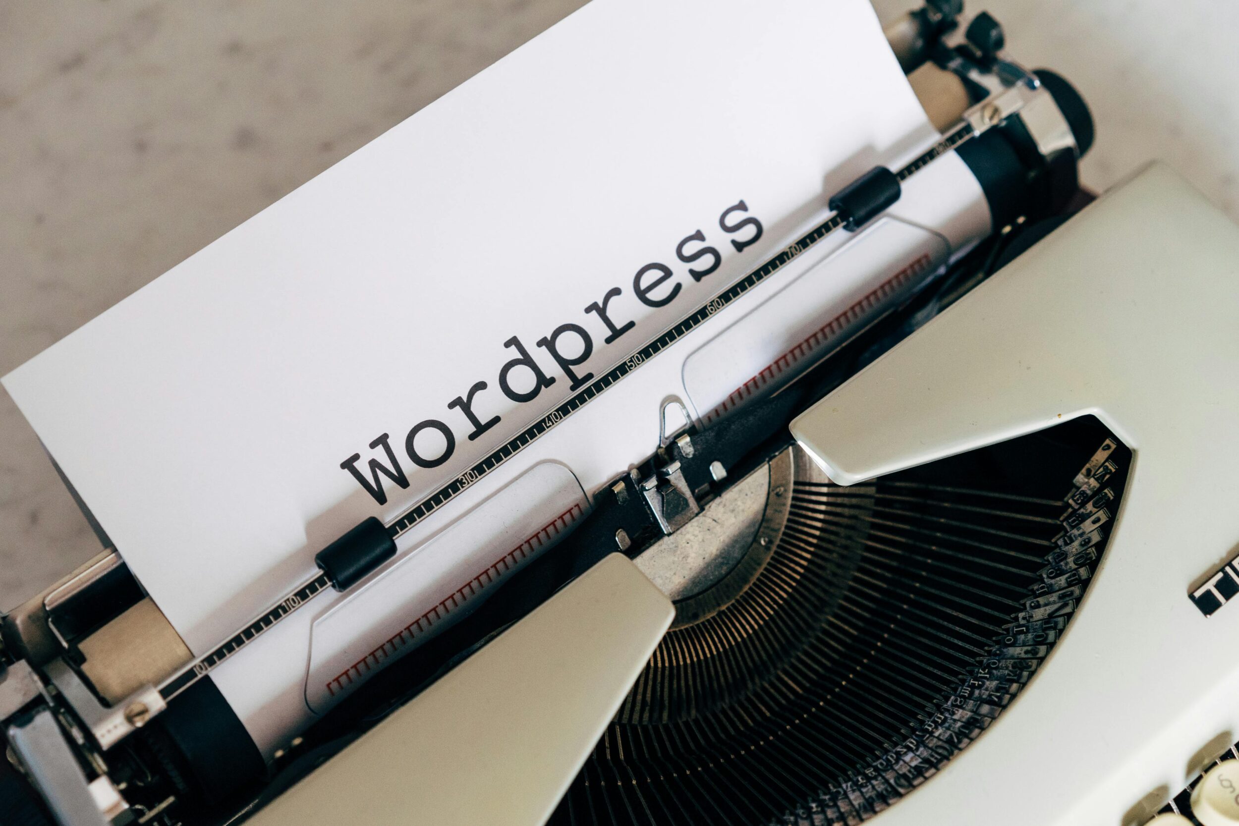 Le mot WordPress est tapé à la machine